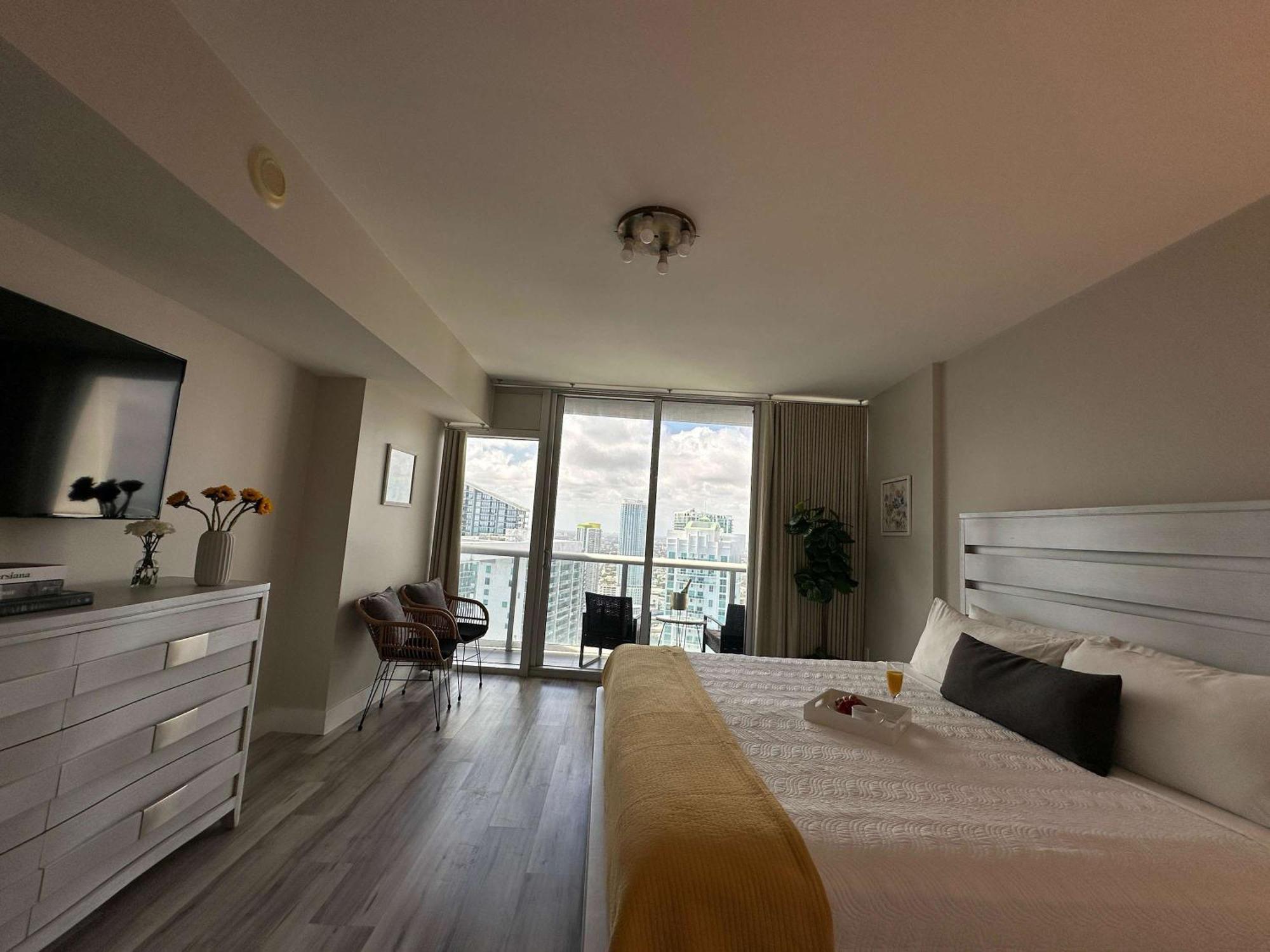 Mvr - Live The Icon Brickell Dream